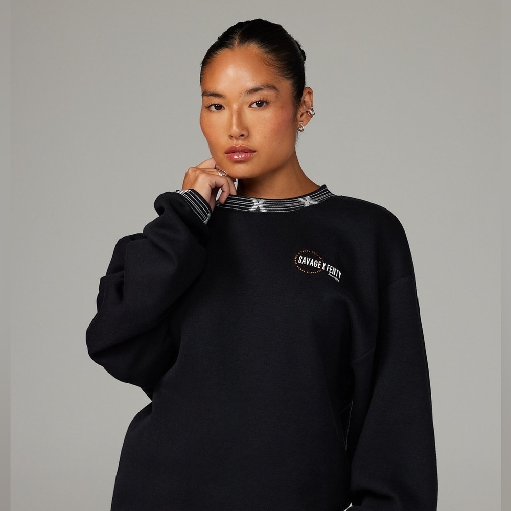 Savage X Fenty ESSENTIAL SCOPE LOGO-TRIM SWEATSHIRT - Picture 4 of 16